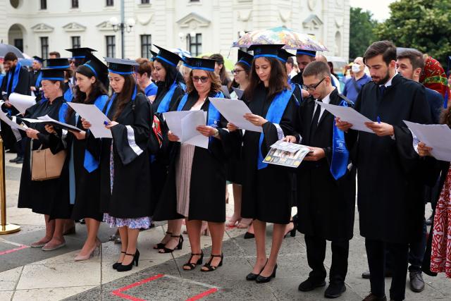 Curs festiv la Iași: absolvenții Facultății de Teologie din Iași au depus jurământul de credință