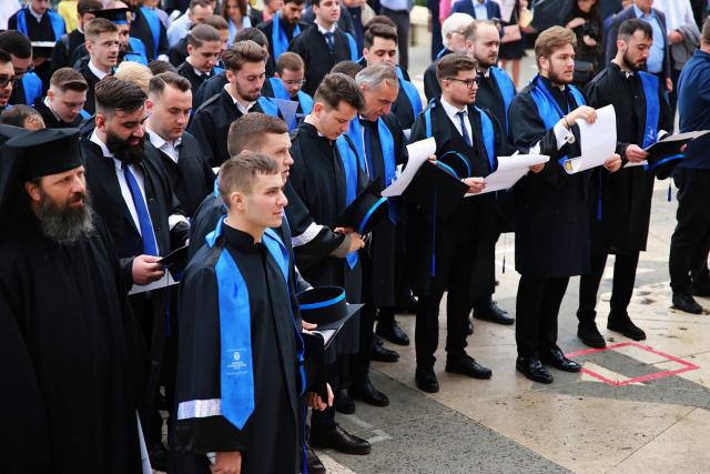 Curs festiv la Iași: absolvenții Facultății de Teologie din Iași au depus jurământul de credință