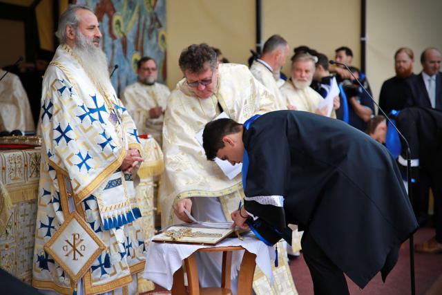 Curs festiv la Iași: absolvenții Facultății de Teologie din Iași au depus jurământul de credință