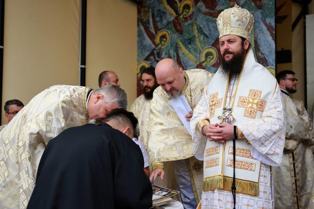 Curs festiv la Iași: absolvenții Facultății de Teologie din Iași au depus jurământul de credință