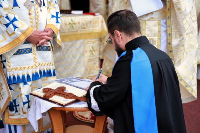 Curs festiv la Iași: absolvenții Facultății de Teologie din Iași au depus jurământul de credință