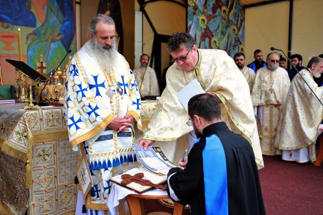 Curs festiv la Iași: absolvenții Facultății de Teologie din Iași au depus jurământul de credință