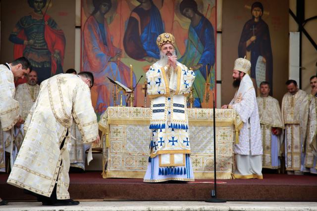 Curs festiv la Iași: absolvenții Facultății de Teologie din Iași au depus jurământul de credință