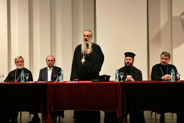 Curs festiv la Iași: absolvenții Facultății de Teologie din Iași au depus jurământul de credință