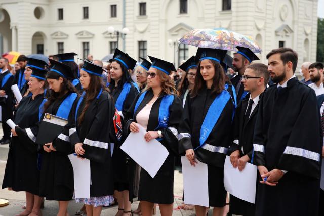 Curs festiv la Iași: absolvenții Facultății de Teologie din Iași au depus jurământul de credință