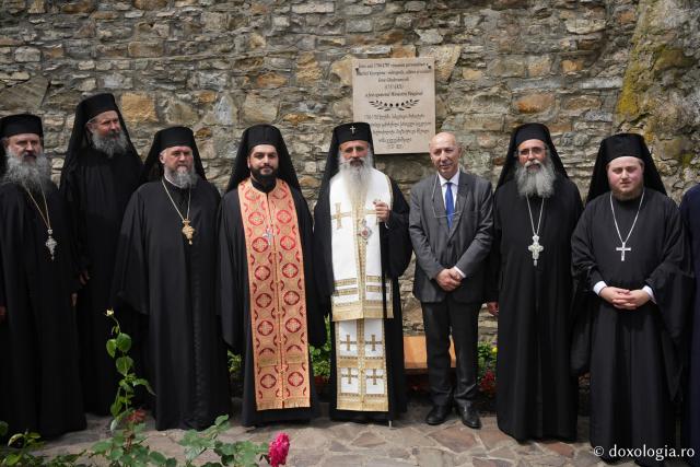 (Foto) Sfânta Liturghie arhierească și dezvelirea unei plăci omagiale în cinstea Mitropolitului georgian Iona Ghedevanişvili – Mănăstirea Pângărați