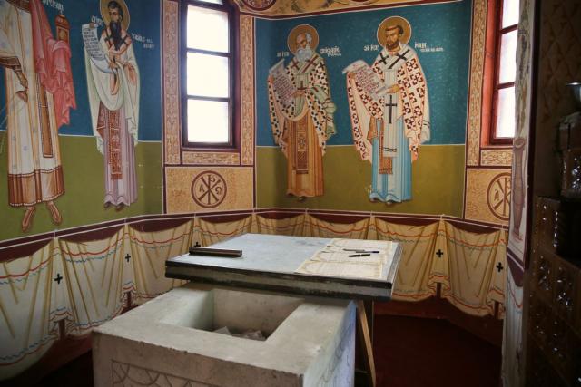 Biserica din Obrijeni a îmbrăcat veșmântul sfințirii: „Biserica este locul luminii, căci Hristos Lumină este”