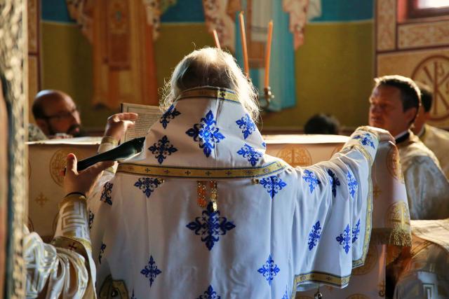Biserica din Obrijeni a îmbrăcat veșmântul sfințirii: „Biserica este locul luminii, căci Hristos Lumină este”