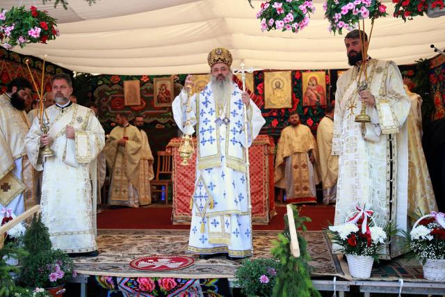 Biserica din Obrijeni a îmbrăcat veșmântul sfințirii: „Biserica este locul luminii, căci Hristos Lumină este”