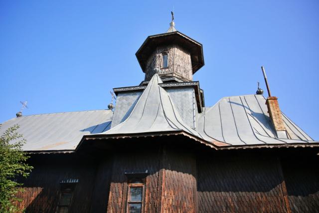 Biserica din Obrijeni a îmbrăcat veșmântul sfințirii: „Biserica este locul luminii, căci Hristos Lumină este”