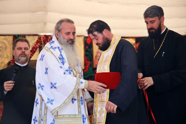 Biserica din Obrijeni a îmbrăcat veșmântul sfințirii: „Biserica este locul luminii, căci Hristos Lumină este”