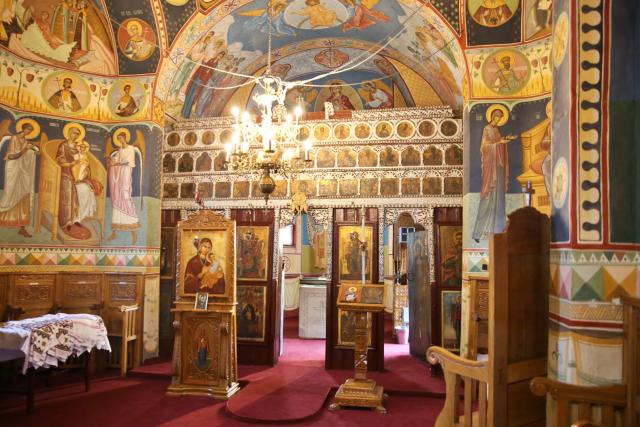Biserica din Obrijeni a îmbrăcat veșmântul sfințirii: „Biserica este locul luminii, căci Hristos Lumină este”