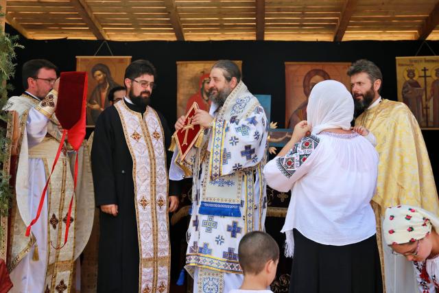 Slujbă arhierească la Parohia Sasova: „Domnul vrea să ascultăm cuvântul Lui cu bucurie”