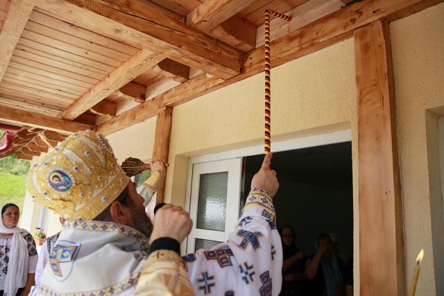 Slujbă arhierească la Parohia Sasova: „Domnul vrea să ascultăm cuvântul Lui cu bucurie”