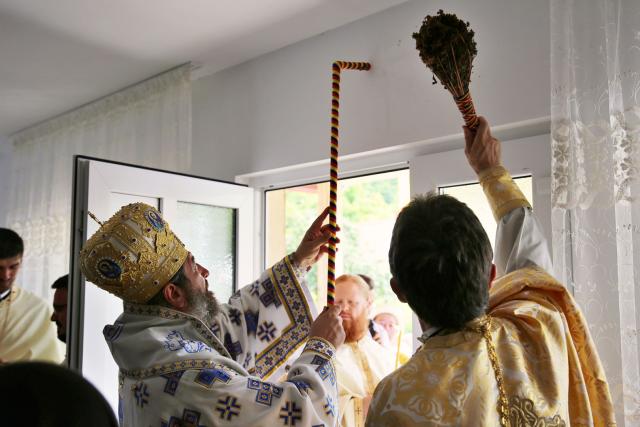 Slujbă arhierească la Parohia Sasova: „Domnul vrea să ascultăm cuvântul Lui cu bucurie”