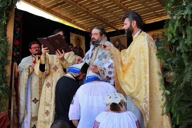 Slujbă arhierească la Parohia Sasova: „Domnul vrea să ascultăm cuvântul Lui cu bucurie”