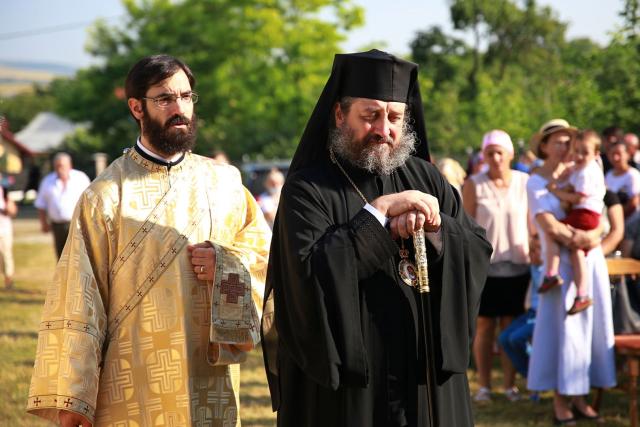 Slujbă arhierească la Parohia Sasova: „Domnul vrea să ascultăm cuvântul Lui cu bucurie”