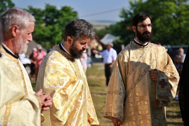 Slujbă arhierească la Parohia Sasova: „Domnul vrea să ascultăm cuvântul Lui cu bucurie”