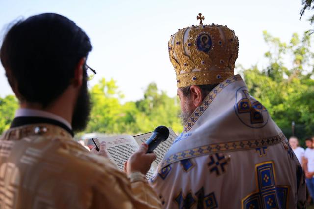 Slujbă arhierească la Parohia Sasova: „Domnul vrea să ascultăm cuvântul Lui cu bucurie”