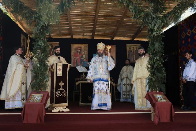 Slujbă arhierească la Parohia Sasova: „Domnul vrea să ascultăm cuvântul Lui cu bucurie”