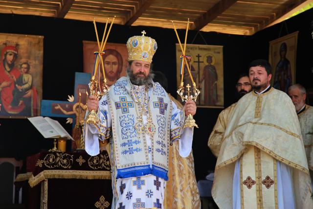 Slujbă arhierească la Parohia Sasova: „Domnul vrea să ascultăm cuvântul Lui cu bucurie”