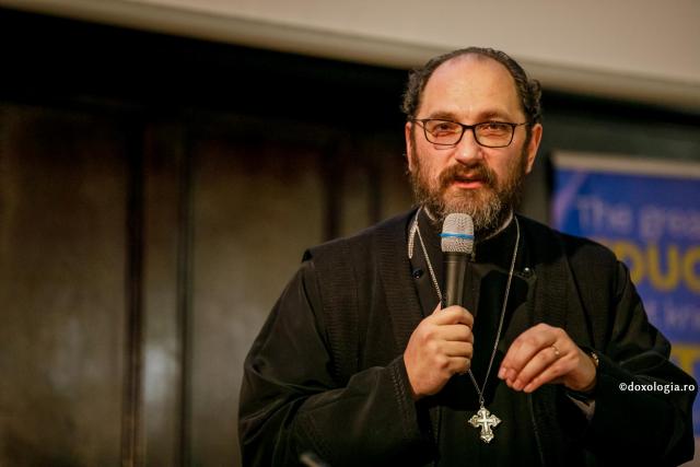 (Video) „Când vă pregătiți pentru biserică, lăsați pălăriile și luați în mâini Scriptura” – Pr. Constantin Necula