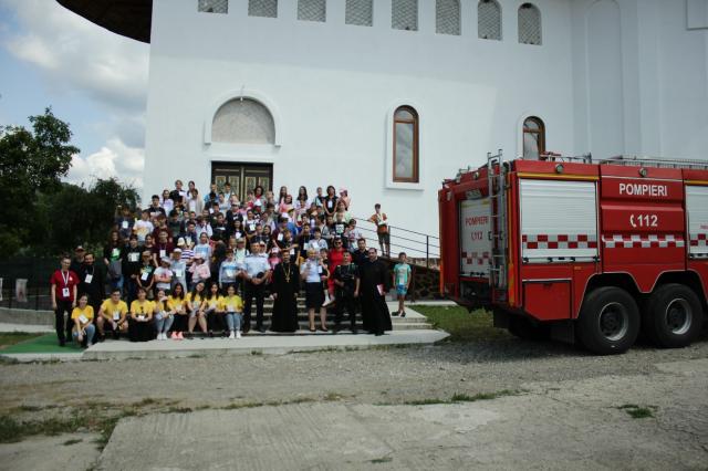 Pompierii nemțeni, alături de copiii Parohiei Bistrița la Tabăra din Pridvorul Satului