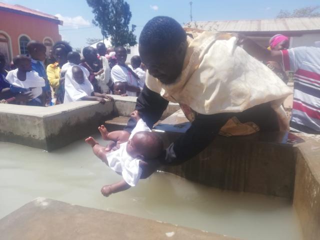 70 de botezuri azi la Centrul Misionar din Kidamali