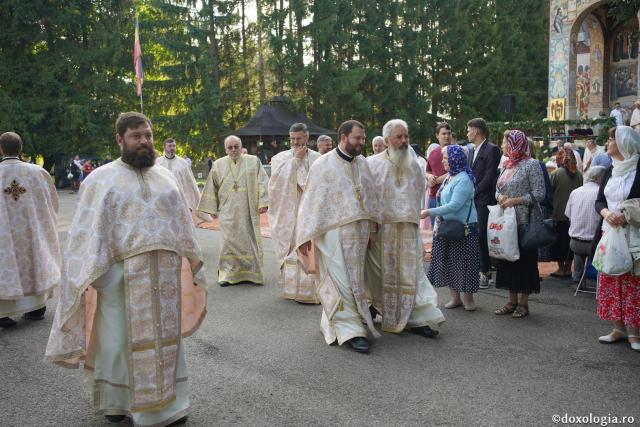 Hram la biserica Seminarului de la Mănăstirea Neamţ. IPS Teofan: „Sfinții sunt coloana de rezistență de care trebuie să ne ținem în fața ispitelor”