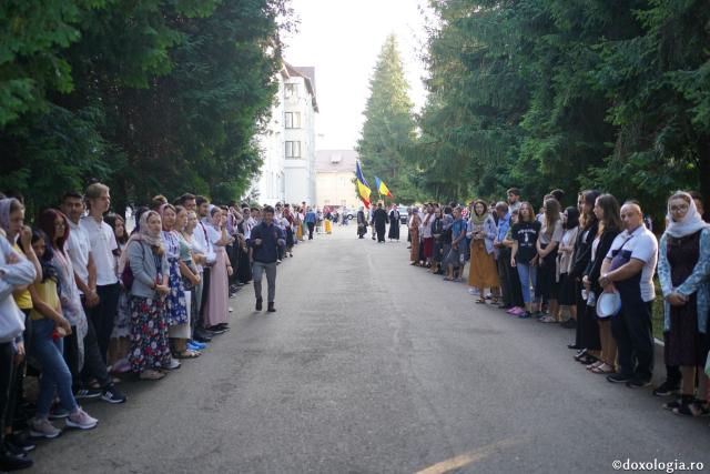 Hram la biserica Seminarului de la Mănăstirea Neamţ. IPS Teofan: „Sfinții sunt coloana de rezistență de care trebuie să ne ținem în fața ispitelor”