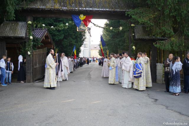 Hram la biserica Seminarului de la Mănăstirea Neamţ. IPS Teofan: „Sfinții sunt coloana de rezistență de care trebuie să ne ținem în fața ispitelor”