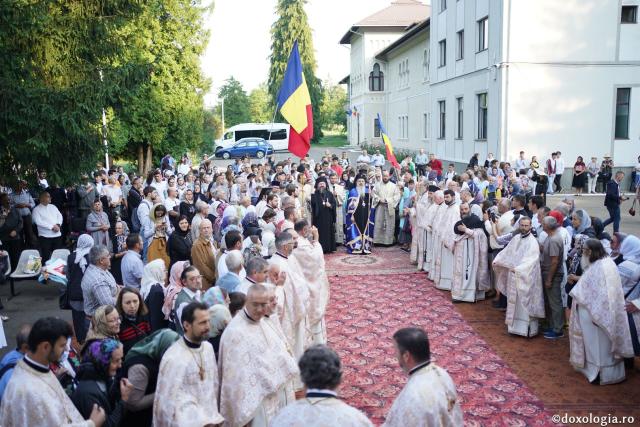 Hram la biserica Seminarului de la Mănăstirea Neamţ. IPS Teofan: „Sfinții sunt coloana de rezistență de care trebuie să ne ținem în fața ispitelor”