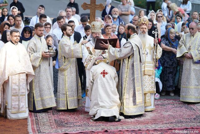 Hram la biserica Seminarului de la Mănăstirea Neamţ. IPS Teofan: „Sfinții sunt coloana de rezistență de care trebuie să ne ținem în fața ispitelor”