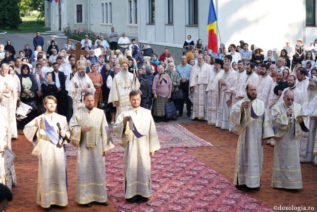 Hram la biserica Seminarului de la Mănăstirea Neamţ. IPS Teofan: „Sfinții sunt coloana de rezistență de care trebuie să ne ținem în fața ispitelor”