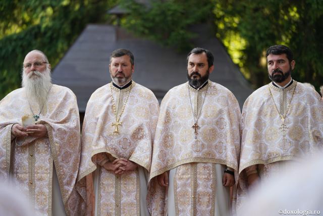 Hram la biserica Seminarului de la Mănăstirea Neamţ. IPS Teofan: „Sfinții sunt coloana de rezistență de care trebuie să ne ținem în fața ispitelor”