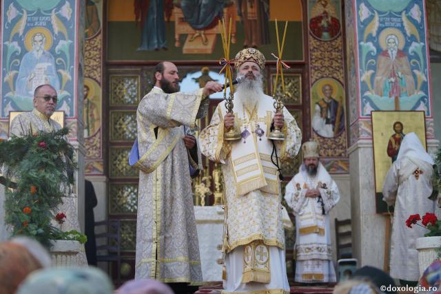 Hram la biserica Seminarului de la Mănăstirea Neamţ. IPS Teofan: „Sfinții sunt coloana de rezistență de care trebuie să ne ținem în fața ispitelor”