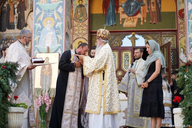 Hram la biserica Seminarului de la Mănăstirea Neamţ. IPS Teofan: „Sfinții sunt coloana de rezistență de care trebuie să ne ținem în fața ispitelor”