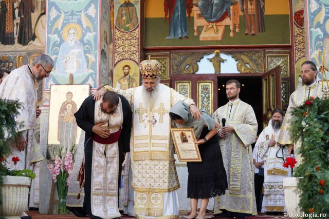 Hram la biserica Seminarului de la Mănăstirea Neamţ. IPS Teofan: „Sfinții sunt coloana de rezistență de care trebuie să ne ținem în fața ispitelor”