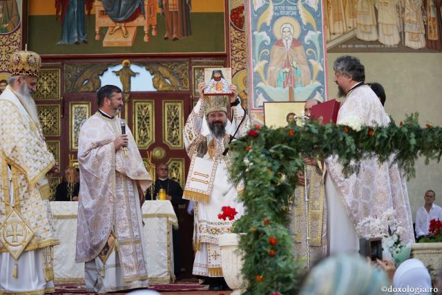 Hram la biserica Seminarului de la Mănăstirea Neamţ. IPS Teofan: „Sfinții sunt coloana de rezistență de care trebuie să ne ținem în fața ispitelor”