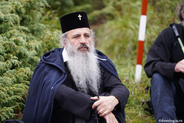 Hramul Mănăstirii Ceahlău: Sute de credincioși s-au rugat alături de IPS Părinte Teofan și PS Macarie la cota 1800