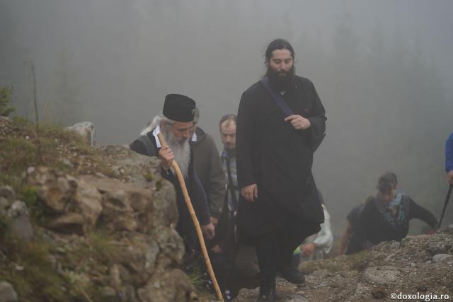 Hramul Mănăstirii Ceahlău: Sute de credincioși s-au rugat alături de IPS Părinte Teofan și PS Macarie la cota 1800