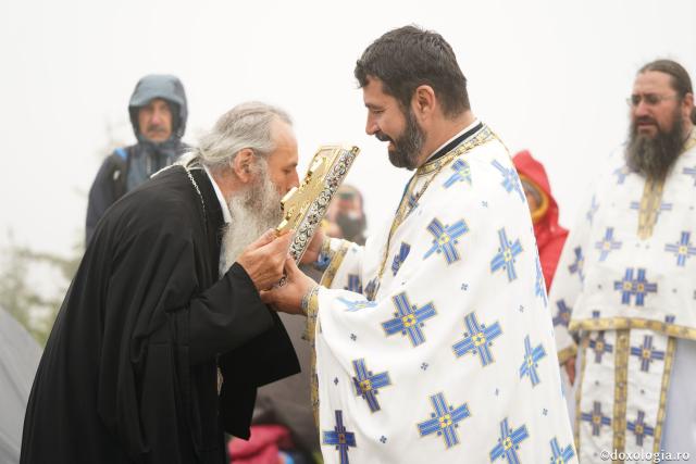 Hramul Mănăstirii Ceahlău: Sute de credincioși s-au rugat alături de IPS Părinte Teofan și PS Macarie la cota 1800