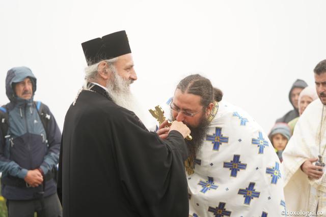 Hramul Mănăstirii Ceahlău: Sute de credincioși s-au rugat alături de IPS Părinte Teofan și PS Macarie la cota 1800