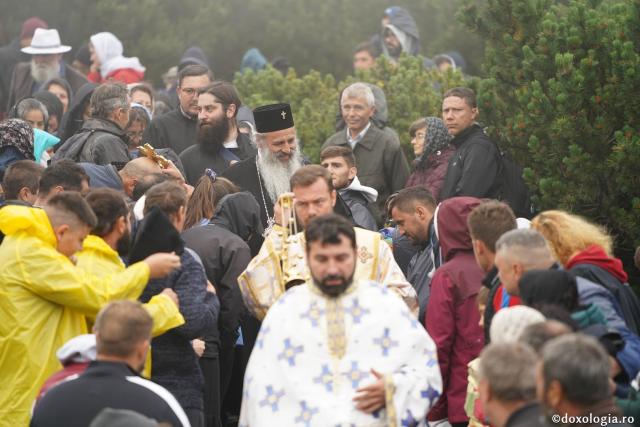 Hramul Mănăstirii Ceahlău: Sute de credincioși s-au rugat alături de IPS Părinte Teofan și PS Macarie la cota 1800