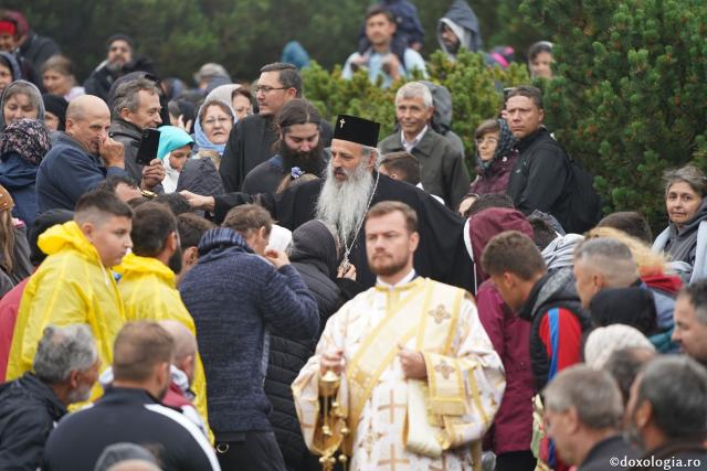 Hramul Mănăstirii Ceahlău: Sute de credincioși s-au rugat alături de IPS Părinte Teofan și PS Macarie la cota 1800