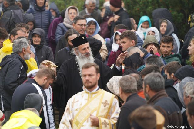 Hramul Mănăstirii Ceahlău: Sute de credincioși s-au rugat alături de IPS Părinte Teofan și PS Macarie la cota 1800