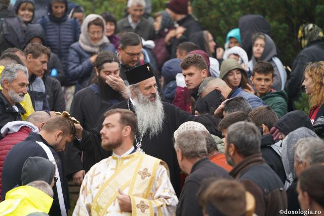 Hramul Mănăstirii Ceahlău: Sute de credincioși s-au rugat alături de IPS Părinte Teofan și PS Macarie la cota 1800