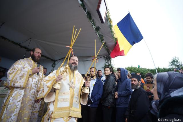 Hramul Mănăstirii Ceahlău: Sute de credincioși s-au rugat alături de IPS Părinte Teofan și PS Macarie la cota 1800