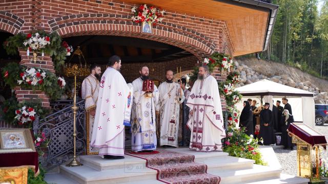 Binecuvântare arhierească cu prilejul hramului la Schitul „Sfântul Ioan Iacob Hozevitul” – Mestecăniș, Suceava
