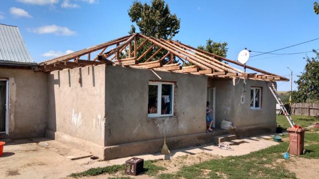 Cristina, Mihai și cei 10 copii ai lor au nevoie de un acoperiș nou până în iarnă